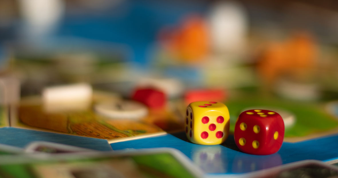 dès sur plateau de jeu