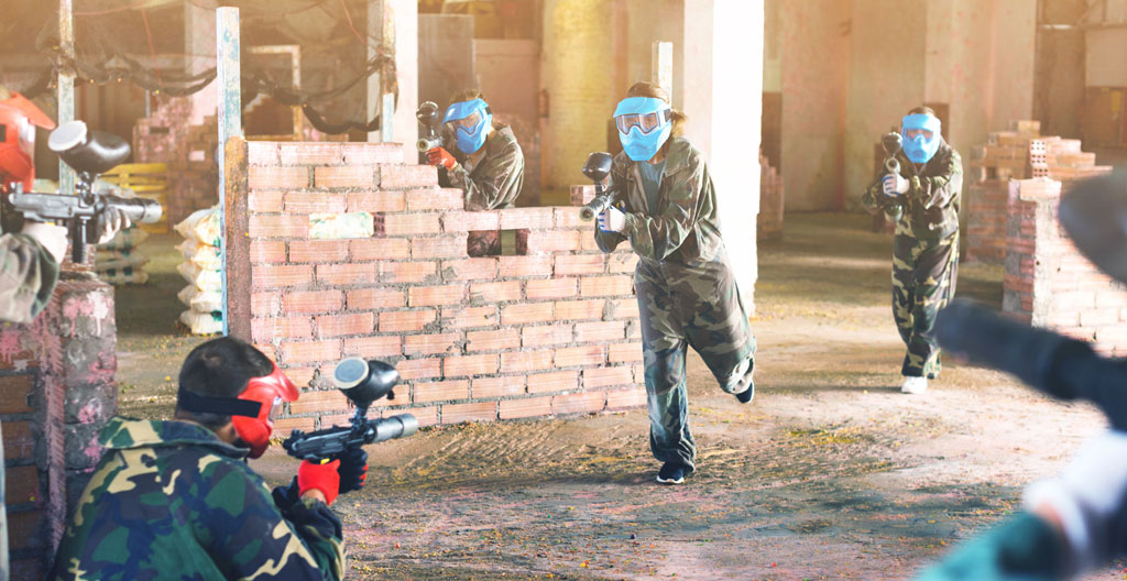 Formes géométriques abstraites représentant des questions et réponses sur le paintball d'entreprise